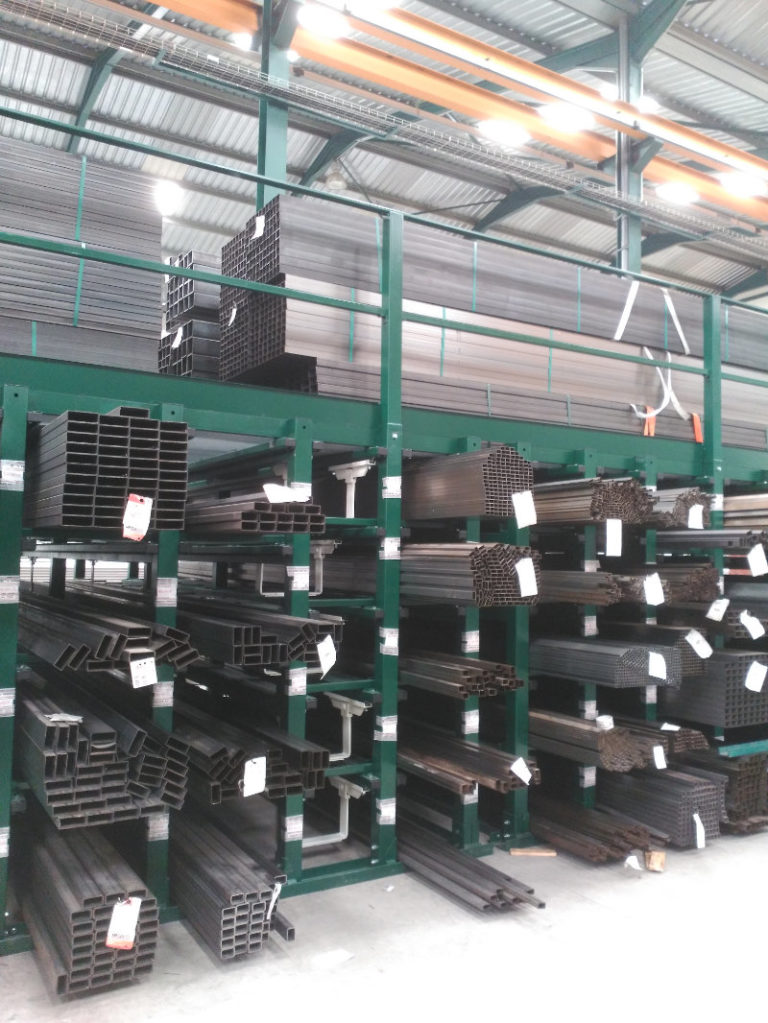 Sistema de almacenamiento de perfiles largos entre columnas