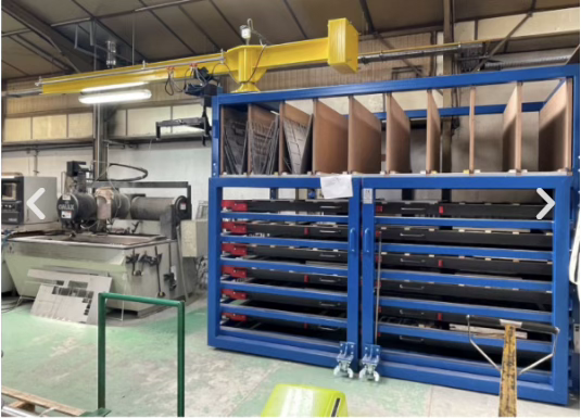 Almacén de chapa CHA con grúa integrada que alimenta máquina de corte