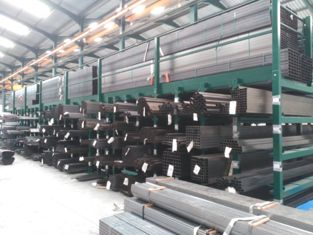 Sistema de almacenamiento de perfiles largos entre columnas