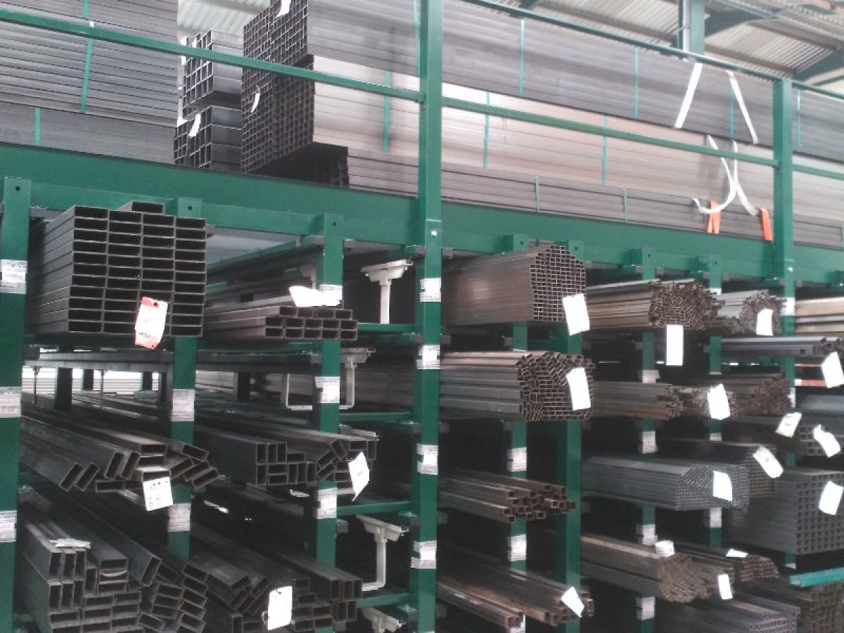 Sistema de almacenamiento de perfiles largos entre columnas